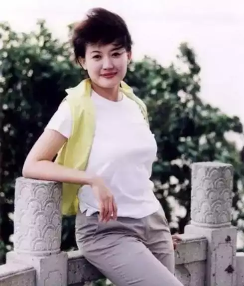 属蛇女65年感情姻缘2022年，1965年属蛇女2022年运势