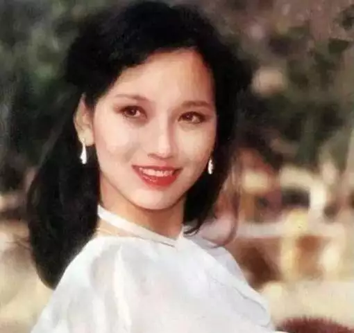 8年女有几段婚姻，手相图解女右手婚姻线"