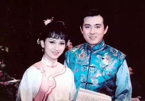 8年女有几段婚姻，手相图解女右手婚姻线"