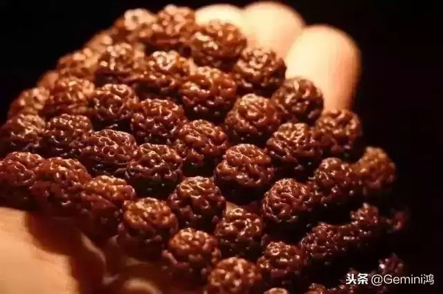 属虎的适合戴什么手链好，属虎的本命年戴什么好