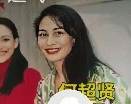 赌王四房子女颜值最低？何猷君何超欣眼睛无神，何超盈脖子前倾