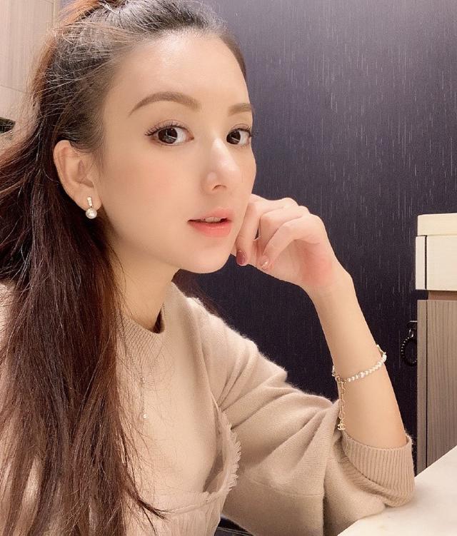 天王嫂方媛晒美照，妆容精致气色红润，怀孕5个月仍嫩如少女