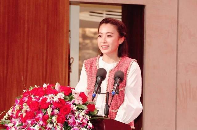 从“娱记狗仔”到“香港女首富”，甘比的故事不输李嘉欣