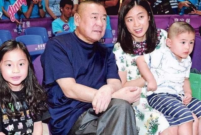 从“娱记狗仔”到“香港女首富”，甘比的故事不输李嘉欣