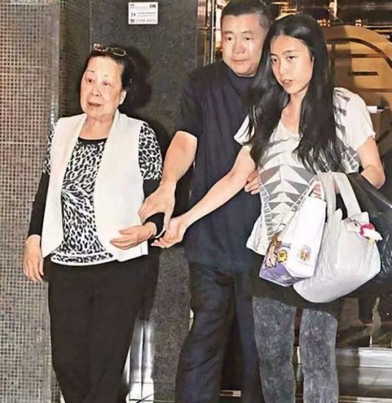 从“娱记狗仔”到“香港女首富”，甘比的故事不输李嘉欣