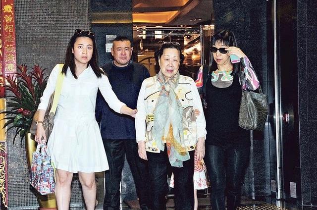 从“娱记狗仔”到“香港女首富”，甘比的故事不输李嘉欣