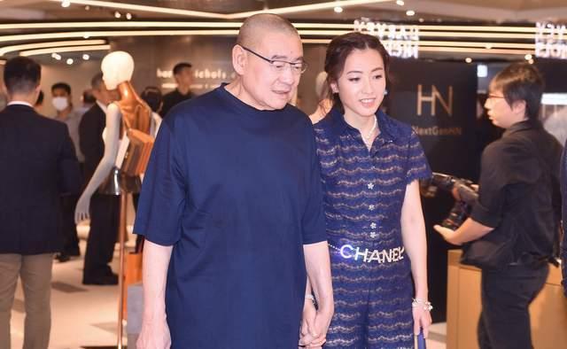 从“娱记狗仔”到“香港女首富”，甘比的故事不输李嘉欣