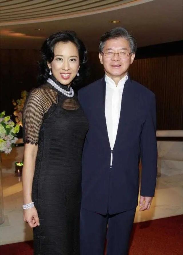 朱玲玲二婚后太幸福，穿肚兜裙身材玲珑，富豪老公全程搂腰好甜蜜