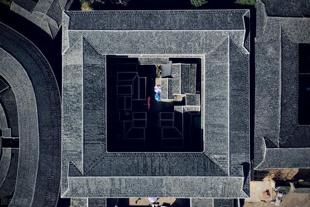 从福建土楼的设计布局看中国的风水文化：方圆互补，阴阳调和