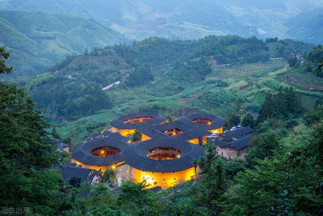 从福建土楼的设计布局看中国的风水文化：方圆互补，阴阳调和