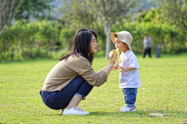 女儿长的像妈妈命运如何