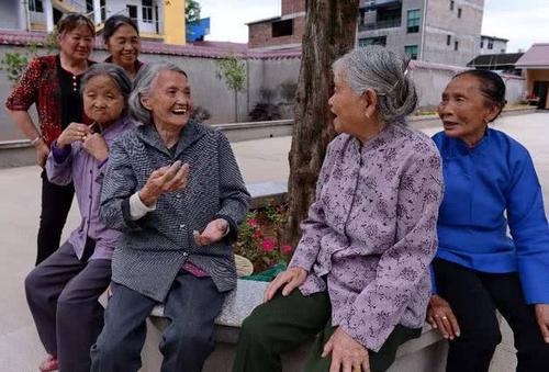 属鼠的女人腊月生的命运如何