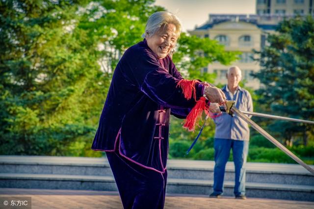 女命八字食伤透年月天干