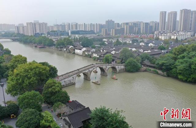 女命八字占荷花格什么意思